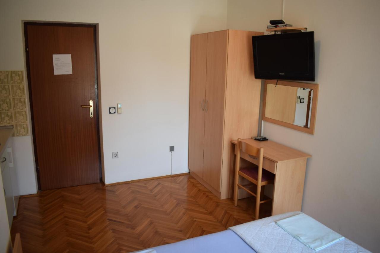 Vila Jelena - Studio Apartments For 2 To 3 Persons In Sv Filip I Jakov Sveti Filip i Jakov Exterior foto